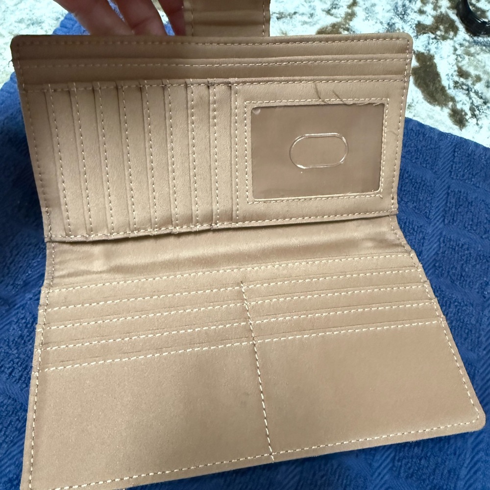 Geometric Patterned Tan Wallet - Picture 4 of 4